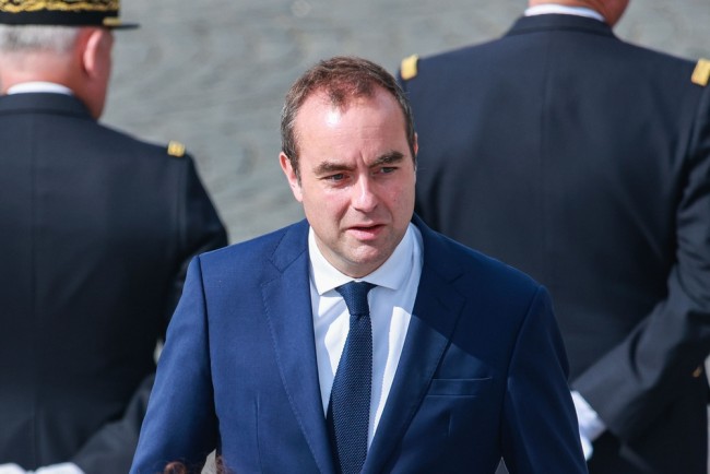 French government collapses hours after formation