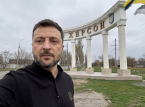 Zelensky visits bombarded frontline city of Kherson