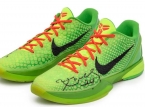 Kobe Bryant's iconic "Grinch sneakers" from Christmas 2010 match will be sold for over 10 million dollars
