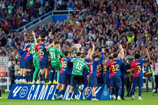 FC Barcelona wins consecutive league title with a 2-0 victory in el Clásico